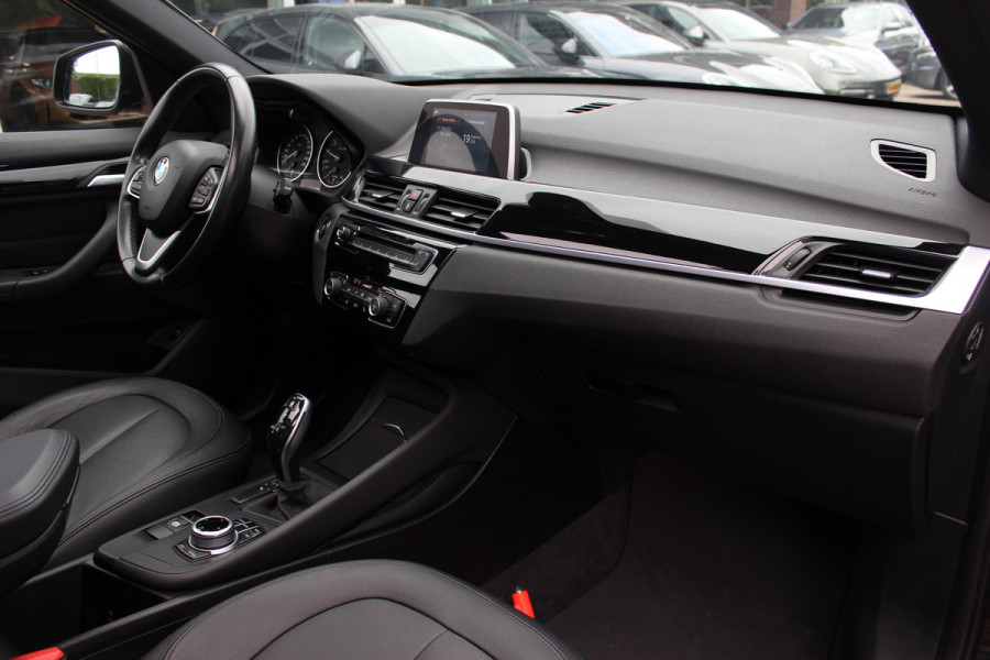 BMW X1 sDrive18i High Executive / Panoramadak / Leder / Head-up / Parkeerhulp V+A / Navigatie / 17'' / Stoelverwarming / Cruise Control