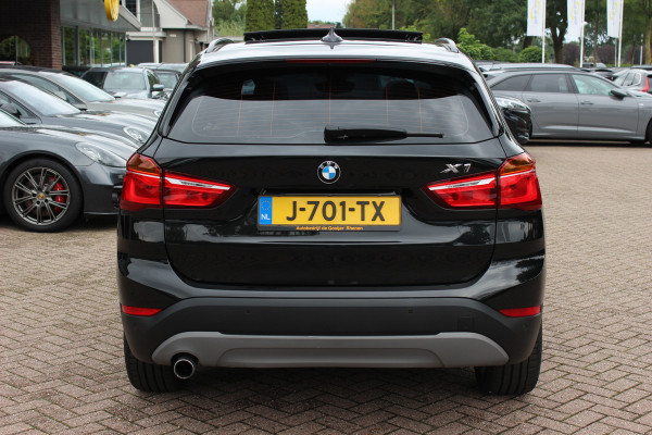 BMW X1 sDrive18i High Executive / Panoramadak / Leder / Head-up / Parkeerhulp V+A / Navigatie / 17'' / Stoelverwarming / Cruise Control