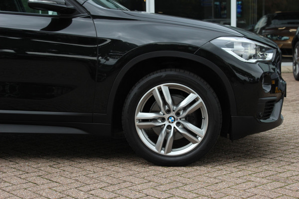 BMW X1 sDrive18i High Executive / Panoramadak / Leder / Head-up / Parkeerhulp V+A / Navigatie / 17'' / Stoelverwarming / Cruise Control