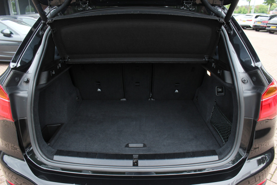 BMW X1 sDrive18i High Executive / Panoramadak / Leder / Head-up / Parkeerhulp V+A / Navigatie / 17'' / Stoelverwarming / Cruise Control