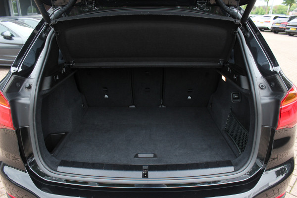 BMW X1 sDrive18i High Executive / Panoramadak / Leder / Head-up / Parkeerhulp V+A / Navigatie / 17'' / Stoelverwarming / Cruise Control