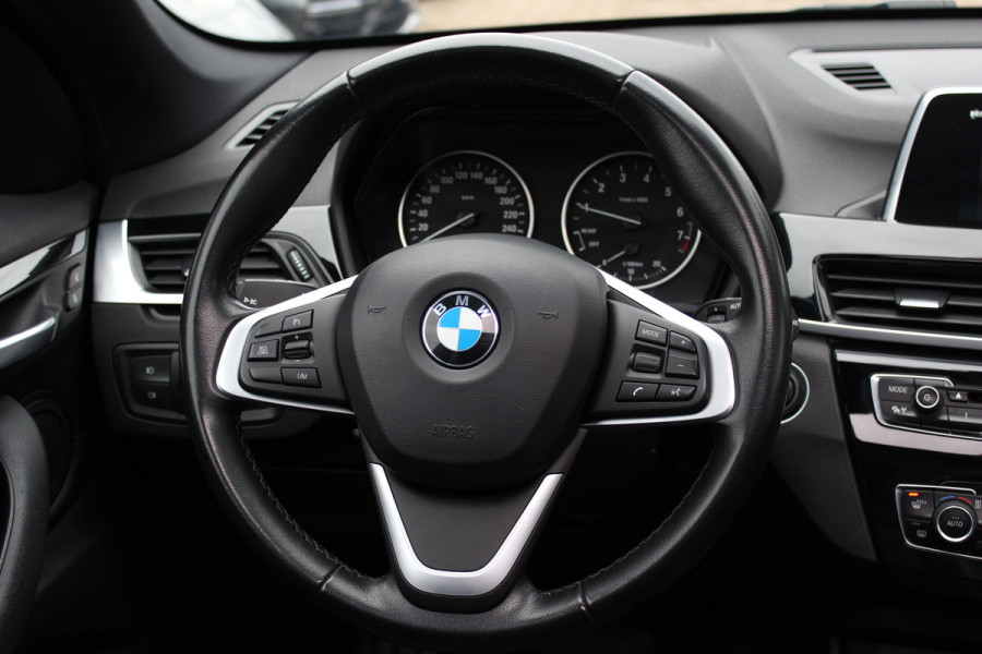 BMW X1 sDrive18i High Executive / Panoramadak / Leder / Head-up / Parkeerhulp V+A / Navigatie / 17'' / Stoelverwarming / Cruise Control