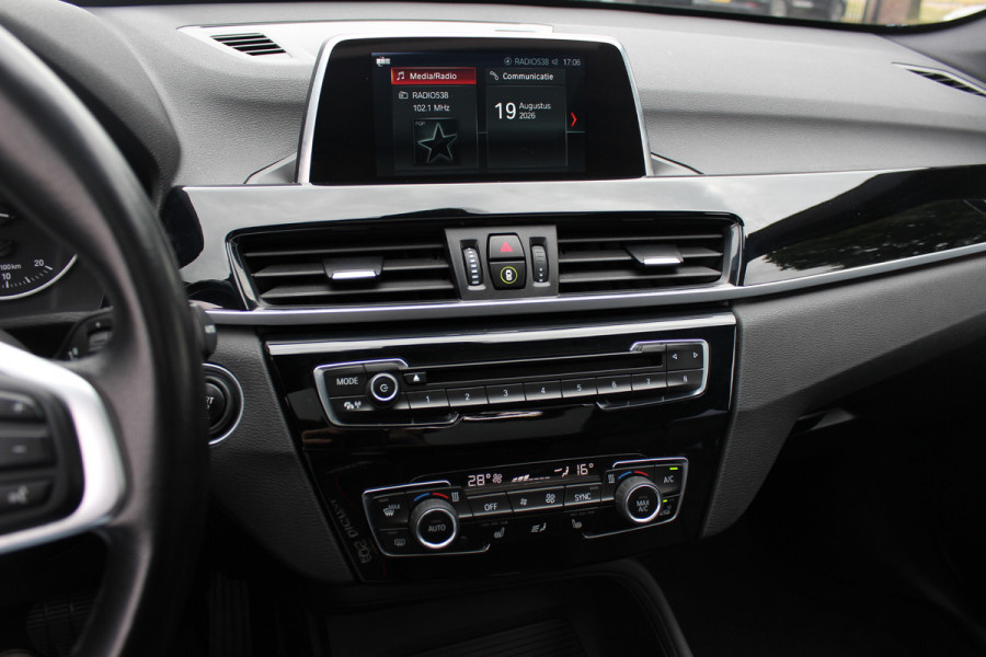 BMW X1 sDrive18i High Executive / Panoramadak / Leder / Head-up / Parkeerhulp V+A / Navigatie / 17'' / Stoelverwarming / Cruise Control