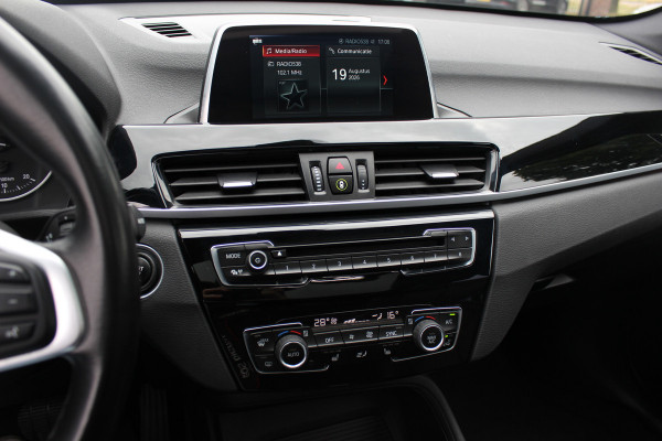 BMW X1 sDrive18i High Executive / Panoramadak / Leder / Head-up / Parkeerhulp V+A / Navigatie / 17'' / Stoelverwarming / Cruise Control