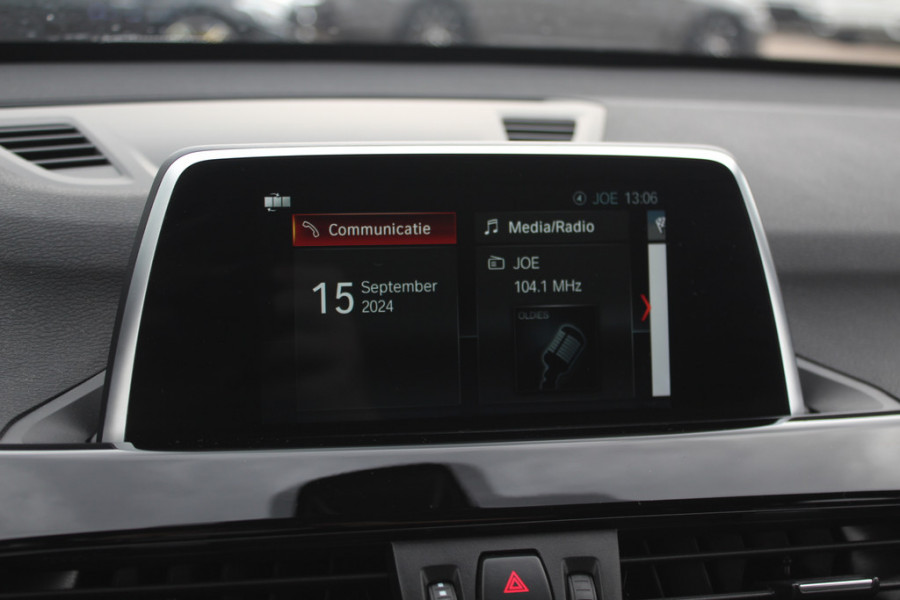 BMW X1 sDrive18i High Executive / Panoramadak / Leder / Head-up / Parkeerhulp V+A / Navigatie / 17'' / Stoelverwarming / Cruise Control