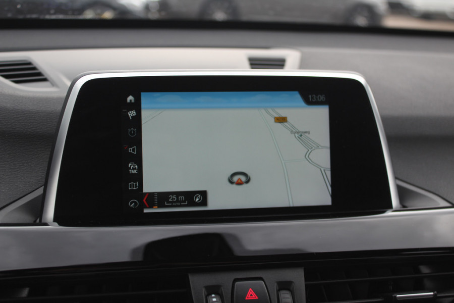 BMW X1 sDrive18i High Executive / Panoramadak / Leder / Head-up / Parkeerhulp V+A / Navigatie / 17'' / Stoelverwarming / Cruise Control