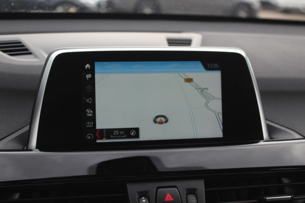 BMW X1 sDrive18i High Executive / Panoramadak / Leder / Head-up / Parkeerhulp V+A / Navigatie / 17'' / Stoelverwarming / Cruise Control