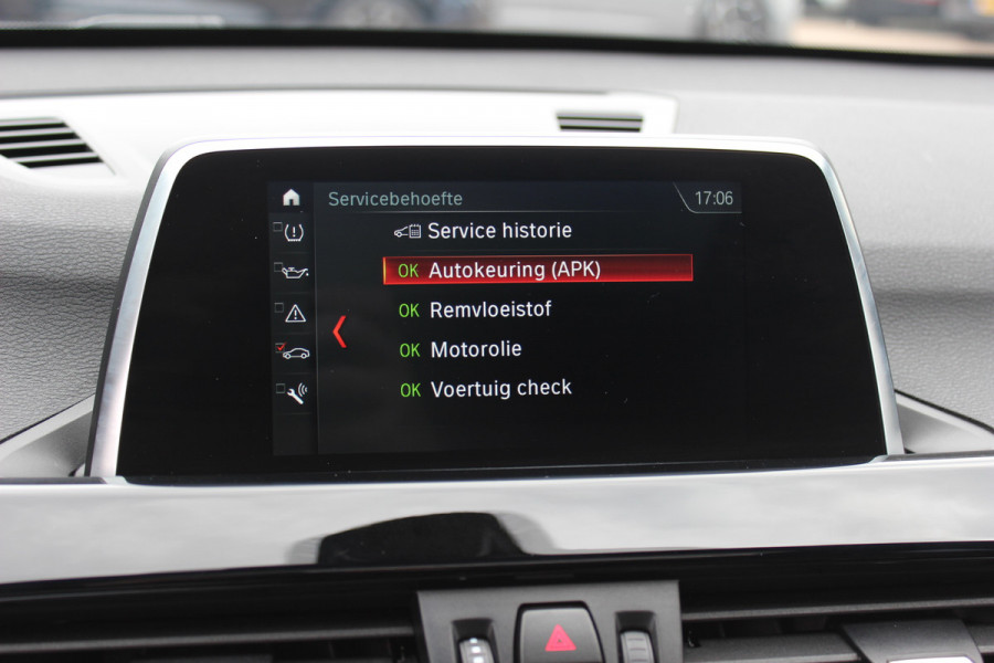 BMW X1 sDrive18i High Executive / Panoramadak / Leder / Head-up / Parkeerhulp V+A / Navigatie / 17'' / Stoelverwarming / Cruise Control