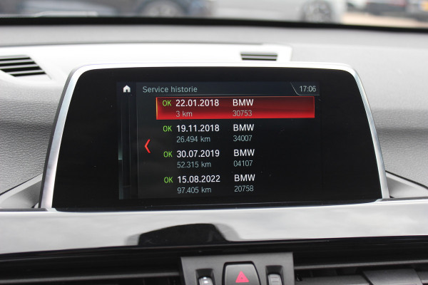 BMW X1 sDrive18i High Executive / Panoramadak / Leder / Head-up / Parkeerhulp V+A / Navigatie / 17'' / Stoelverwarming / Cruise Control