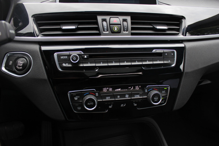 BMW X1 sDrive18i High Executive / Panoramadak / Leder / Head-up / Parkeerhulp V+A / Navigatie / 17'' / Stoelverwarming / Cruise Control