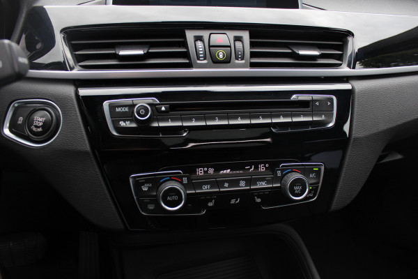 BMW X1 sDrive18i High Executive / Panoramadak / Leder / Head-up / Parkeerhulp V+A / Navigatie / 17'' / Stoelverwarming / Cruise Control