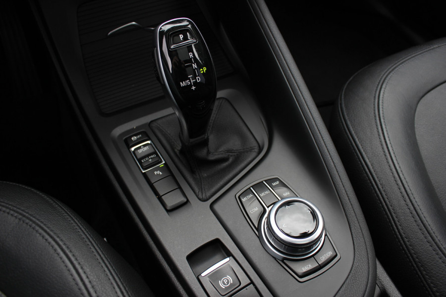BMW X1 sDrive18i High Executive / Panoramadak / Leder / Head-up / Parkeerhulp V+A / Navigatie / 17'' / Stoelverwarming / Cruise Control