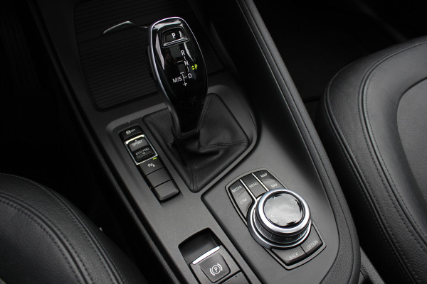 BMW X1 sDrive18i High Executive / Panoramadak / Leder / Head-up / Parkeerhulp V+A / Navigatie / 17'' / Stoelverwarming / Cruise Control