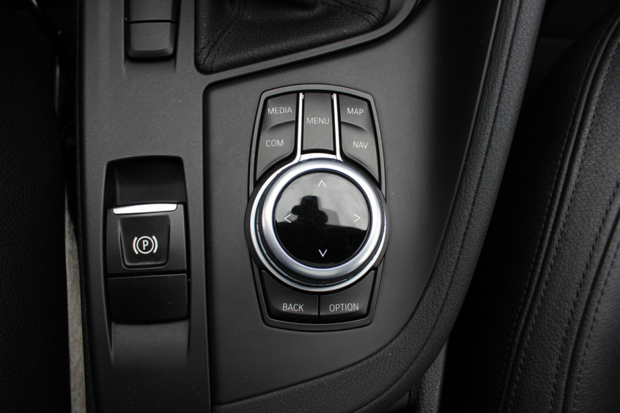 BMW X1 sDrive18i High Executive / Panoramadak / Leder / Head-up / Parkeerhulp V+A / Navigatie / 17'' / Stoelverwarming / Cruise Control