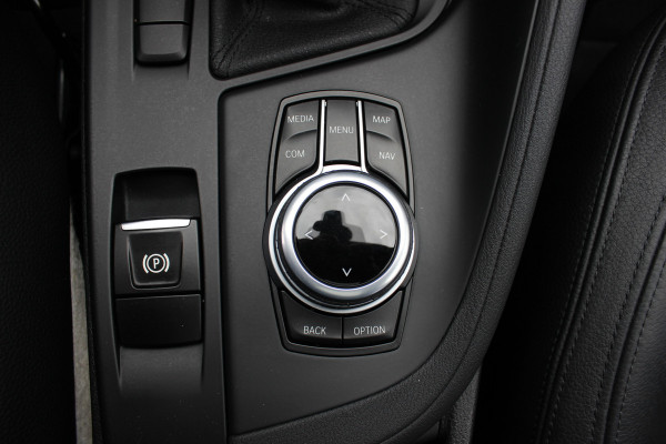 BMW X1 sDrive18i High Executive / Panoramadak / Leder / Head-up / Parkeerhulp V+A / Navigatie / 17'' / Stoelverwarming / Cruise Control
