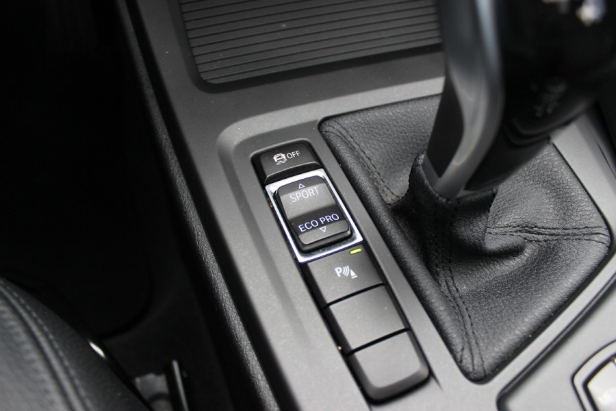 BMW X1 sDrive18i High Executive / Panoramadak / Leder / Head-up / Parkeerhulp V+A / Navigatie / 17'' / Stoelverwarming / Cruise Control