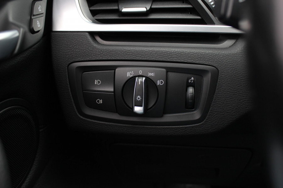 BMW X1 sDrive18i High Executive / Panoramadak / Leder / Head-up / Parkeerhulp V+A / Navigatie / 17'' / Stoelverwarming / Cruise Control