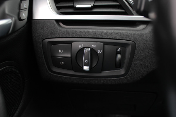 BMW X1 sDrive18i High Executive / Panoramadak / Leder / Head-up / Parkeerhulp V+A / Navigatie / 17'' / Stoelverwarming / Cruise Control