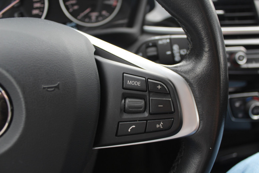 BMW X1 sDrive18i High Executive / Panoramadak / Leder / Head-up / Parkeerhulp V+A / Navigatie / 17'' / Stoelverwarming / Cruise Control