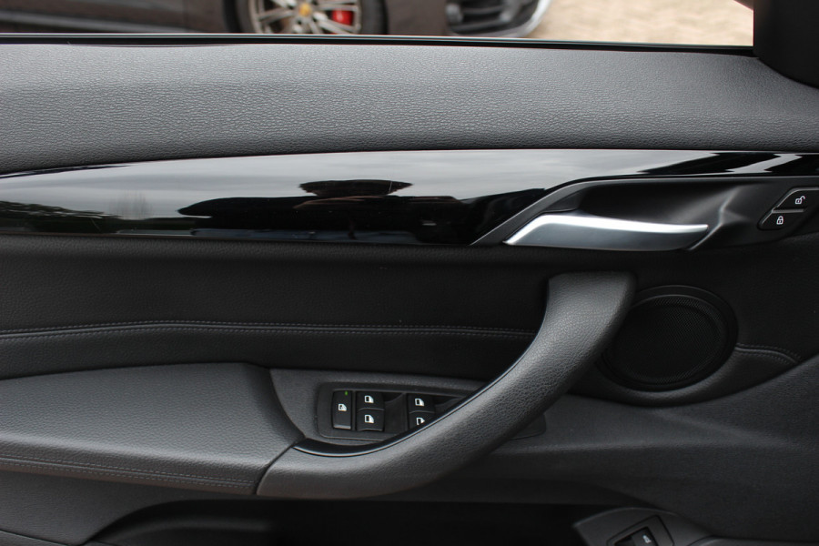BMW X1 sDrive18i High Executive / Panoramadak / Leder / Head-up / Parkeerhulp V+A / Navigatie / 17'' / Stoelverwarming / Cruise Control