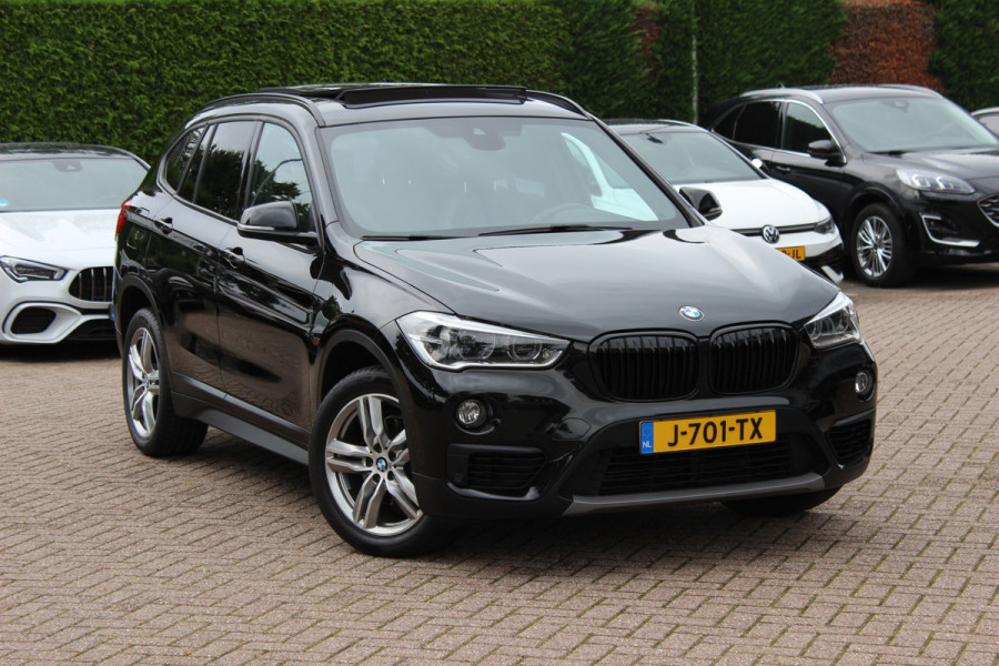 BMW X1 sDrive18i High Executive / Panoramadak / Leder / Head-up / Parkeerhulp V+A / Navigatie / 17'' / Stoelverwarming / Cruise Control