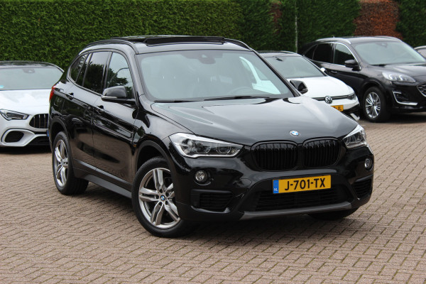 BMW X1 sDrive18i High Executive / Panoramadak / Leder / Head-up / Parkeerhulp V+A / Navigatie / 17'' / Stoelverwarming / Cruise Control