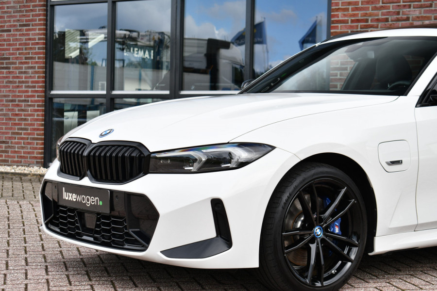 BMW 3 Serie Touring 320e xDrive M-Sport Pro Pano ACC Trekh El-zetels H/K 19inch