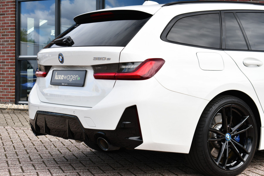 BMW 3 Serie Touring 320e xDrive M-Sport Pro Pano ACC Trekh El-zetels H/K 19inch