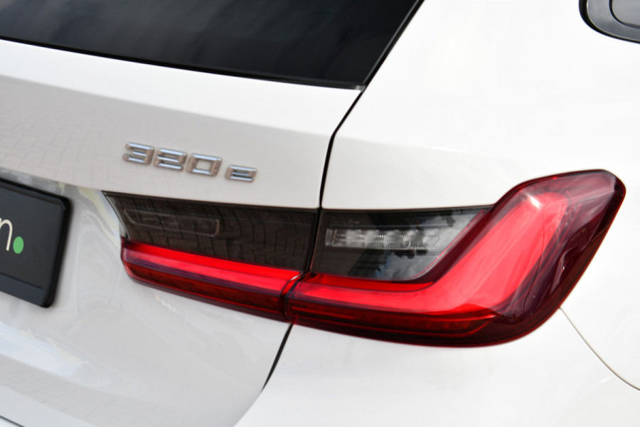 BMW 3 Serie Touring 320e xDrive M-Sport Pro Pano ACC Trekh El-zetels H/K 19inch