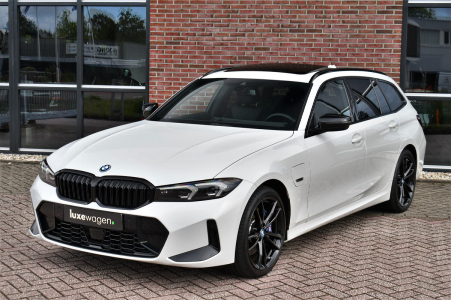 BMW 3 Serie Touring 320e xDrive M-Sport Pro Pano ACC Trekh El-zetels H/K 19inch