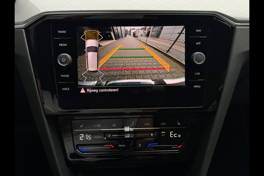 Volkswagen Passat Variant 1.4 TSI PHEV GTE | Camera | Sfeer | Carplay | Halfleder | Massage | Virtual | 1e eig.