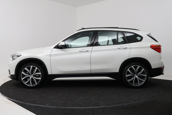 BMW X1 xDrive20i High Executive (PANORAMADAK, HEAD-UP, STOELVERWARMING, TREKHAAK, CAMERA, ELEKTR STOELEN)