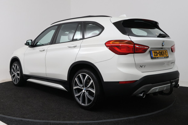 BMW X1 xDrive20i High Executive (PANORAMADAK, HEAD-UP, STOELVERWARMING, TREKHAAK, CAMERA, ELEKTR STOELEN)