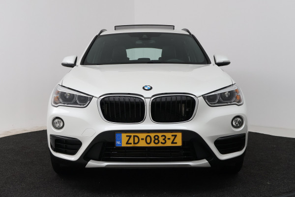 BMW X1 xDrive20i High Executive (PANORAMADAK, HEAD-UP, STOELVERWARMING, TREKHAAK, CAMERA, ELEKTR STOELEN)