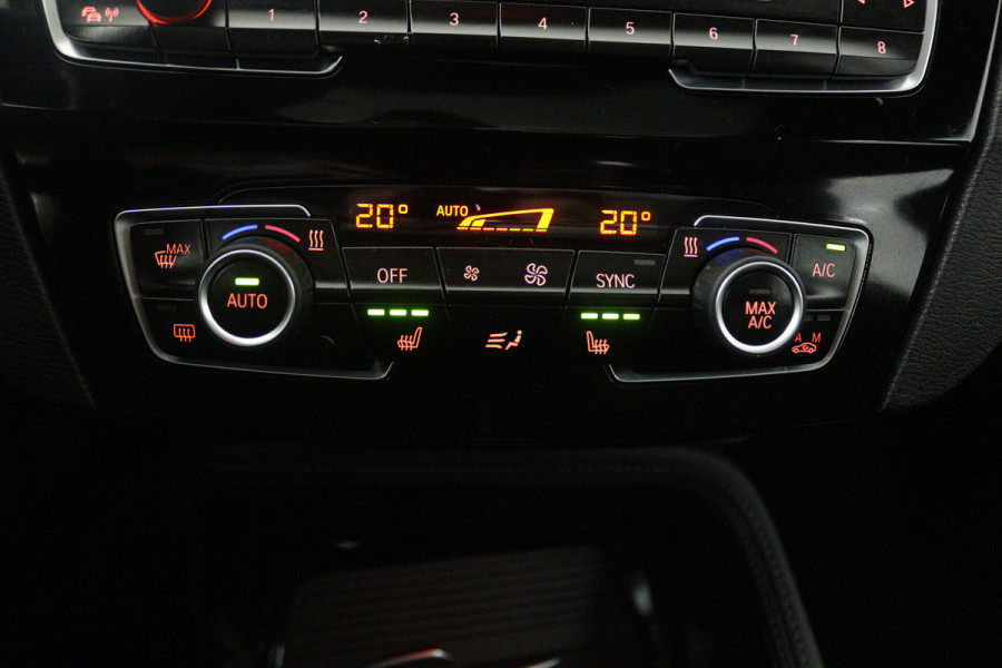 BMW X1 xDrive20i High Executive (PANORAMADAK, HEAD-UP, STOELVERWARMING, TREKHAAK, CAMERA, ELEKTR STOELEN)