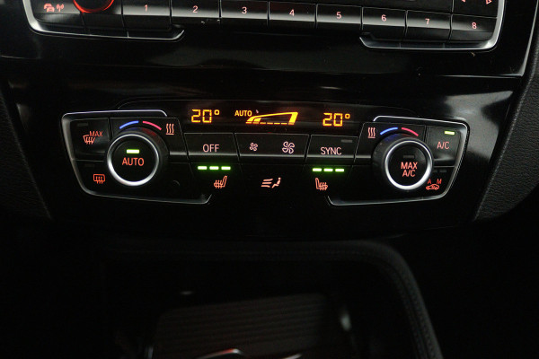 BMW X1 xDrive20i High Executive (PANORAMADAK, HEAD-UP, STOELVERWARMING, TREKHAAK, CAMERA, ELEKTR STOELEN)