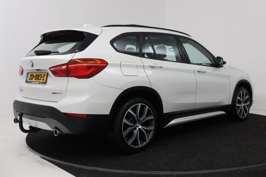 BMW X1 xDrive20i High Executive (PANORAMADAK, HEAD-UP, STOELVERWARMING, TREKHAAK, CAMERA, ELEKTR STOELEN)