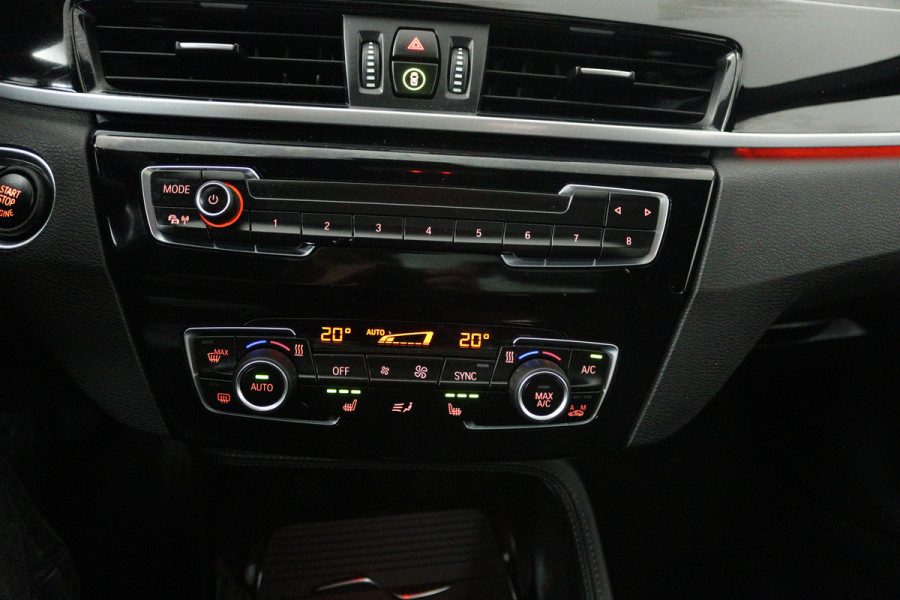 BMW X1 xDrive20i High Executive (PANORAMADAK, HEAD-UP, STOELVERWARMING, TREKHAAK, CAMERA, ELEKTR STOELEN)