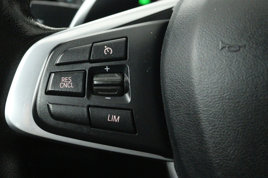 BMW X1 xDrive20i High Executive (PANORAMADAK, HEAD-UP, STOELVERWARMING, TREKHAAK, CAMERA, ELEKTR STOELEN)