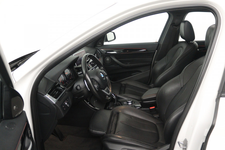 BMW X1 xDrive20i High Executive (PANORAMADAK, HEAD-UP, STOELVERWARMING, TREKHAAK, CAMERA, ELEKTR STOELEN)
