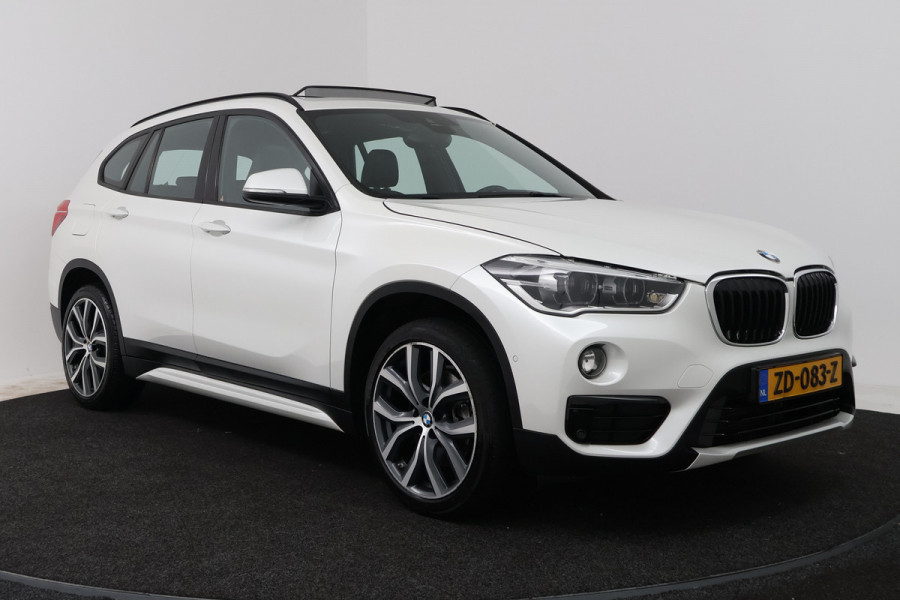 BMW X1 xDrive20i High Executive (PANORAMADAK, HEAD-UP, STOELVERWARMING, TREKHAAK, CAMERA, ELEKTR STOELEN)
