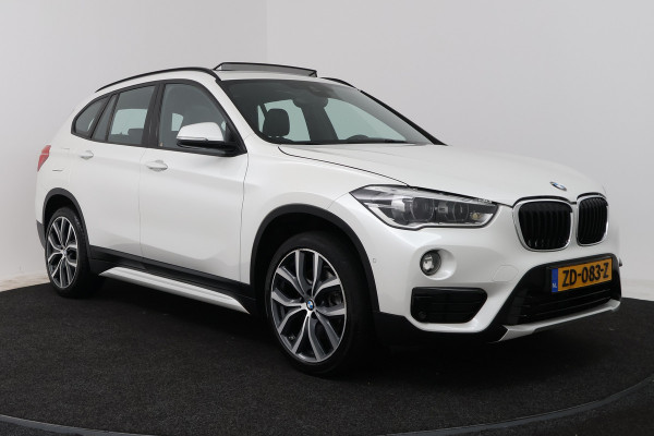BMW X1 xDrive20i High Executive (PANORAMADAK, HEAD-UP, STOELVERWARMING, TREKHAAK, CAMERA, ELEKTR STOELEN)