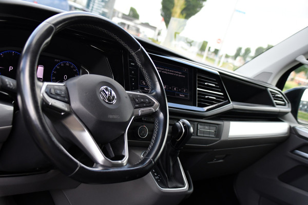 Volkswagen Transporter 2.0 TDI L2H1 30 DC Bulli Black Edition Adaptieve Cruise, Virtual, Camera, Carplay, Stoelverwarming, LED, 2 x Schuifdeur, Automaat, Trekhaak, Sensoren, Uniek!