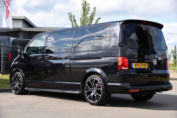 Volkswagen Transporter 2.0 TDI L2H1 30 DC Bulli Black Edition Adaptieve Cruise, Virtual, Camera, Carplay, Stoelverwarming, LED, 2 x Schuifdeur, Automaat, Trekhaak, Sensoren, Uniek!