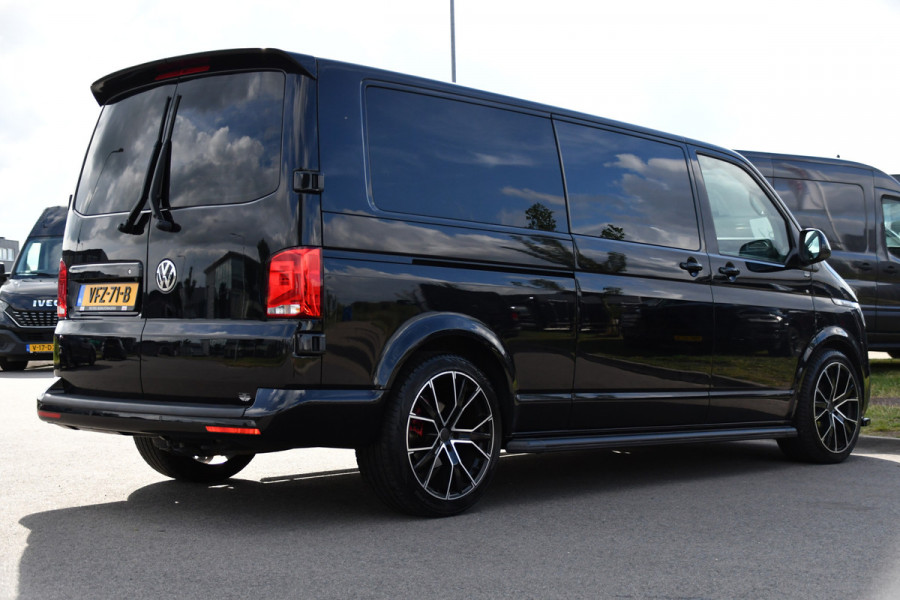 Volkswagen Transporter 2.0 TDI L2H1 30 DC Bulli Black Edition Adaptieve Cruise, Virtual, Camera, Carplay, Stoelverwarming, LED, 2 x Schuifdeur, Automaat, Trekhaak, Sensoren, Uniek!