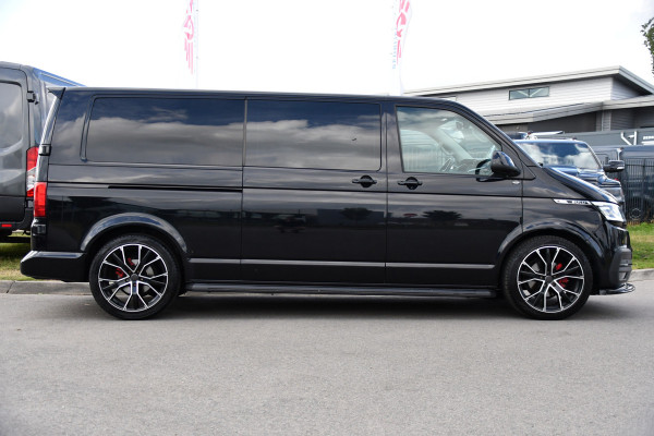 Volkswagen Transporter 2.0 TDI L2H1 30 DC Bulli Black Edition Adaptieve Cruise, Virtual, Camera, Carplay, Stoelverwarming, LED, 2 x Schuifdeur, Automaat, Trekhaak, Sensoren, Uniek!
