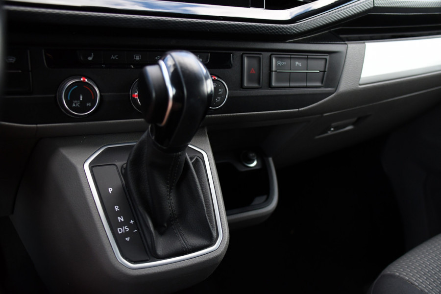 Volkswagen Transporter 2.0 TDI L2H1 30 DC Bulli Black Edition Adaptieve Cruise, Virtual, Camera, Carplay, Stoelverwarming, LED, 2 x Schuifdeur, Automaat, Trekhaak, Sensoren, Uniek!