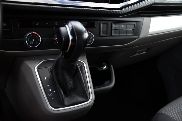 Volkswagen Transporter 2.0 TDI L2H1 30 DC Bulli Black Edition Adaptieve Cruise, Virtual, Camera, Carplay, Stoelverwarming, LED, 2 x Schuifdeur, Automaat, Trekhaak, Sensoren, Uniek!