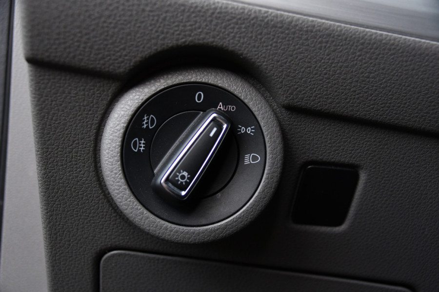Volkswagen Transporter 2.0 TDI L2H1 30 DC Bulli Black Edition Adaptieve Cruise, Virtual, Camera, Carplay, Stoelverwarming, LED, 2 x Schuifdeur, Automaat, Trekhaak, Sensoren, Uniek!