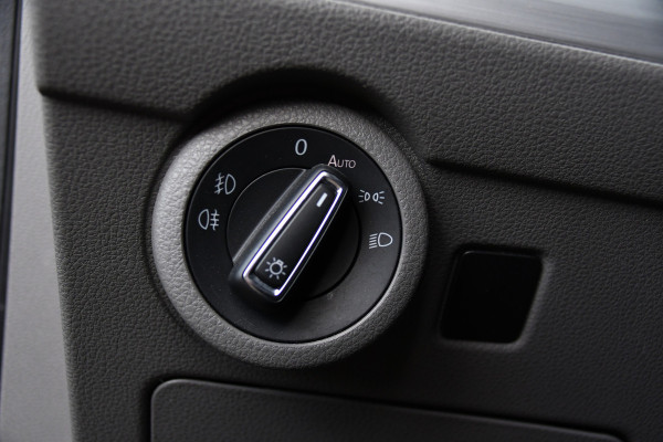 Volkswagen Transporter 2.0 TDI L2H1 30 DC Bulli Black Edition Adaptieve Cruise, Virtual, Camera, Carplay, Stoelverwarming, LED, 2 x Schuifdeur, Automaat, Trekhaak, Sensoren, Uniek!
